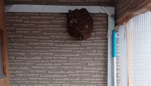 函館市内の住宅の２階ベランダ内にできたスズメバチの巣。